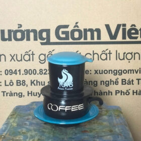 Phin pha cà phê in logo 1618 Asian Fasion Bát Tràng men đen nắp xanh dương XG-LS63