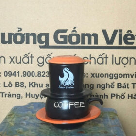Phin pha cà phê in logo 1618 Asian Fasion Bát Tràng men đen nắp cam XG-LS64