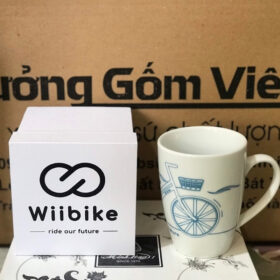 Ly sứ in logo Wiibike Bát Tràng quai nửa trái tim XG-LS71