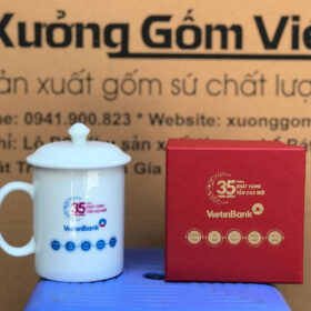 Cốc sứ Bát Tràng in logo VietinBank dáng trụ màu trắng có nắp quai C XG-LS09