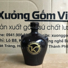 Nậm rượu in logo Trâu Giật Chi An Kiệt dáng bầu tròn màu nâu bóng có núm XG-NR17