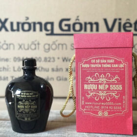 Nậm rượu in logo Cơ sở sản xuất rượu truyền thống Can Lộc dáng bầu màu nâu đậm XG-NR05