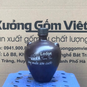 Nậm rượu in logo Lodge dáng bầu tròn màu nâu XG-NR03