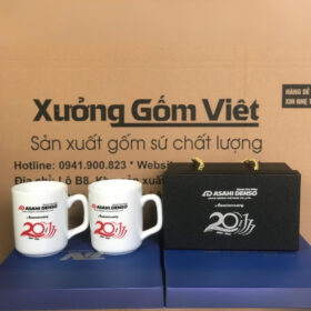 Bộ 2 ly sứ in logo 20 năm kỷ niệm công ty ASAHI DENSO dáng trụ cao quai vuông màu trắng XG-LS79