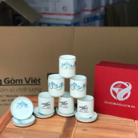 Bộ 6 cốc sứ in logo DUCBAOAUTOVN dáng trụ không quai có dĩa lót màu trắng vẽ se xanh XG-LS82