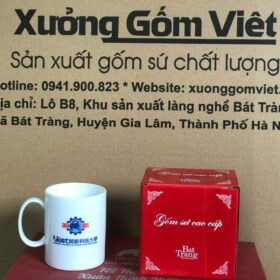 Cốc sứ in logo Minghsin University dáng trụ cao có quai C màu trắng XG-LS86