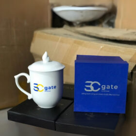 Cốc sứ in logo SC Gate dáng bầu có nắp màu trắng XG-LS89