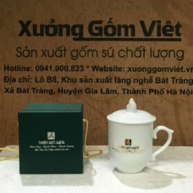 Cốc sứ in logo Thiên Kim Sang dáng bầu có nắp quai bán tim màu trắng XG-LS90