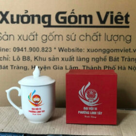 Cốc sứ in logo Đại Hội VI Phương Linh Tây  bầu có nắp quai n tim màu trắng XG-LS84