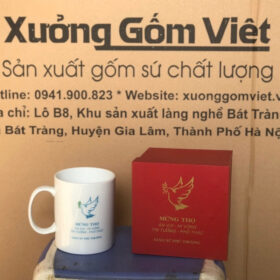 Cốc sứ in logo Mừng Thọ Giáo Sư Phủ Thượng dáng trụ cao có quai C màu trắng XG-LS87