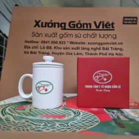 Cốc sứ in logo Trung tâm Y Tế Quận Cẩm Lệ dáng trụ cao có khay lọc XG-LS91