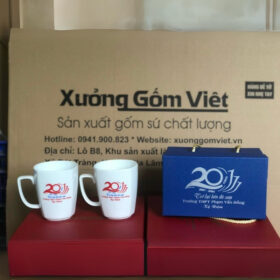 Ly sứ in logo 20 năm kỷ niệm ngày ra trường THPT Phạm Văn Đồng dáng vát có quai màu trắng XG-LS93