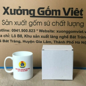 Ly sứ in logo CĐCS Nhà Xuất Bản Giáo Dục TP. Hồ Chí Minh dáng trụ cao quai chữ C màu trắng XG-LS95