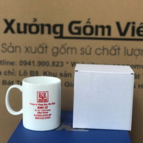 Ly sứ in logo Công Ty Vàng Bạc Đá Quý Kim Lý dáng trụ cao có quai chữ C màu trắng XG-LS97