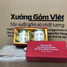 Bộ 2 cốc sứ in logo Đại Hội Đại Biểu CCB Thành phố Gia Nghĩa dáng trụ cao có nắp màu xanh và kèm hoạ tiết hoa sen hồng XG-LS121