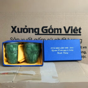 Bộ ly sứ in logo Kỷ Niệm 20 Năm Ra Trường PTTH Bảo Lâm dáng bầu có quai màu xanh lá loang XG-LS122