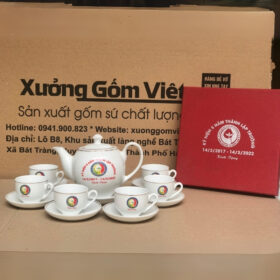 Bộ ấm chén in logo dáng bầu tròn màu trắng viền kim XG-AC75