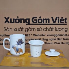 Cốc sứ dáng trụ cao có quai màu trắng họa tiết sen xanh XG-LS115