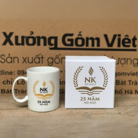 Cốc sứ in logo 25 năm Hội Ngộ NK Bộ Trạch dáng trụ cao có quai C màu trắng XG-123