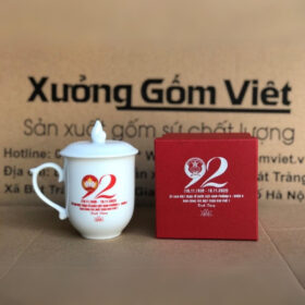 Cốc sứ in logo 92 Năm Ủy Ban MTTQVN Phường 4 Quận 8 dáng ngọn lửa có nắp màu trắng XG-LS124