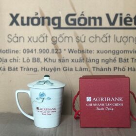 Cốc sứ in logo Agribank Chi nhánh Tân Chính dáng vát có quai họa tiết sen xanh XG-LS109