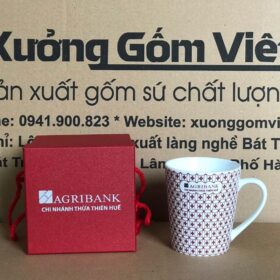Cốc sứ in logo Agribank Chi nhánh Thừa Thiên Huế dáng vát có quai họa tiết hoa đỏ XG-LS110