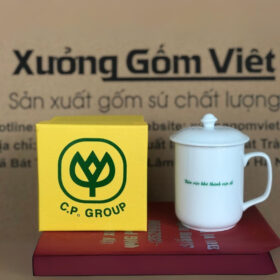 Cốc sứ in logo CP Group dáng trụ cao có nắp màu trắng XG-LS127