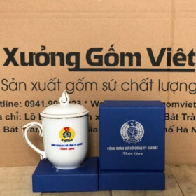 Cốc sứ in logo Công Đoàn Cơ Sơ Công Ty JIAWEI dáng ngọn lửa có nắp màu trắng viền kim XG-LS125