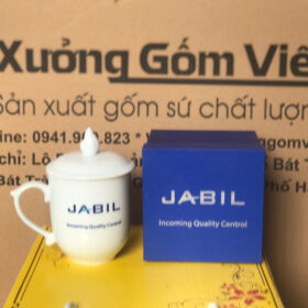 Cốc sứ in logo Công Ty JABLIL dáng bầu có nắp màu trắng XG-LS102