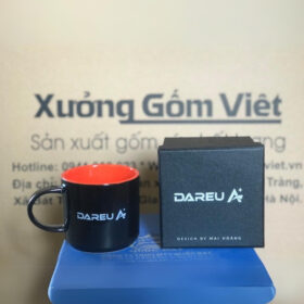 Cốc sứ in logo DAREU A dáng trụ cao có quai màu đen lòng cam XG-LS129