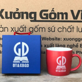 Cốc sứ in logo DT XBGD dáng trụ lùn có quai C màu đỏ XG-LS131