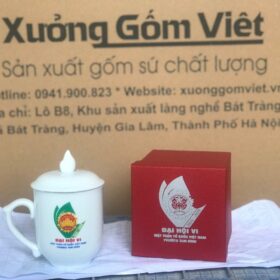 Cốc sứ in logo Đại Hội VI MTTQVN Phường Tân Bình dáng bầu có nắp màu trắng XG-LS112