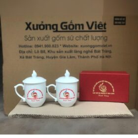 Cốc sứ in logo Đại hội Đại Biểu MTTQ Việt Nam phường Hòa Minh dáng bầu có nắp màu trắng XG-LS111