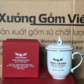 Cốc sứ in logo Đông trùng Hạ Thảo Vĩnh Khang dáng ngọn lửa có nắp màu trắng viền kim XG-LS128