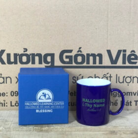 Cốc sứ in logo Hallowed Learning Center dáng trụ cao có quai C màu xanh dương XG-LS132