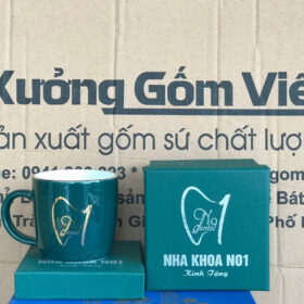 Cốc sứ in logo Nha Khoa N01 dáng trụ lùn có quai màu xanh lá viền kim XG-LS139