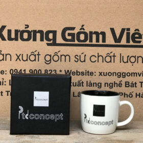 Cốc sứ in logo Ptc Concept dáng trụ lùn quai màu trắng lòng đen XG-LS142