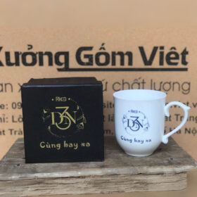 Cốc sứ in logo RKEI D3N dáng ngọn lửa không nắp có quai bán tim màu trắng XG-LS143