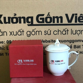 Cốc sứ in logo VANLOG dáng ngọn lửa có nắp màu trắng viền kim XG-LS150