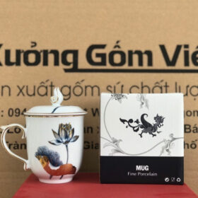 Cốc sứ in logo VNMAC dáng ngọn lửa có nắp màu trắng họa tiết sen xanh viền kim XG-LS151