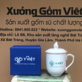 Cốc sứ in logo Y Việt dáng bầu có nắp màu trắng viền kim XG-LS117