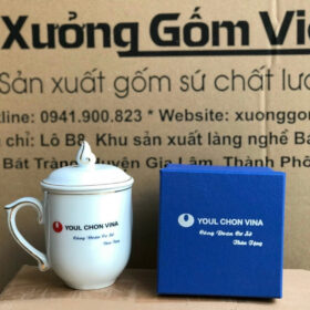 Cốc sứ in logo Youl Chon Vina dáng ngọn lửa có nắp màu trắng viền kim XG-LS152