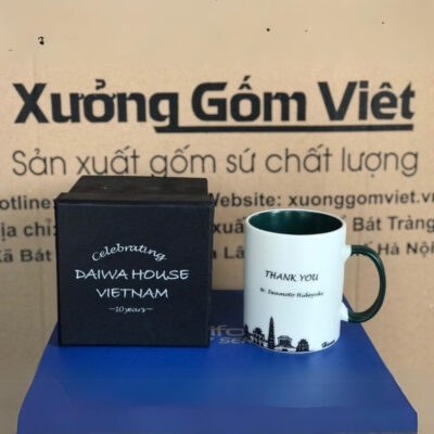 coc-su-in-logo-ky-niem-10-nam-DAIWA-House-Viet-Nam-dang-tru-cao-co-quai-mau-trang-long-xanh-1