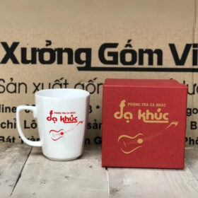 Cốc sứ in logo Phòng Trà Ca Nhạc Dạ Khúc dáng vát có quai màu trắng XG-LS141
