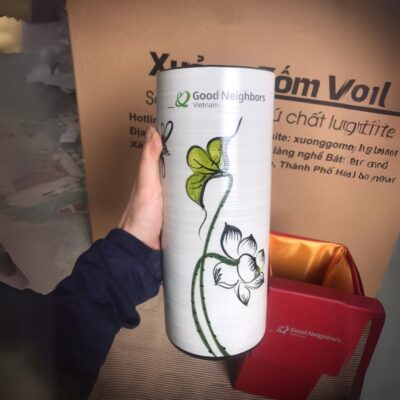 lo-hoa-gom-su-bat-trang-in-logo-good-neighbors-vietnam-dang-ong-hoa-tiet-hoa-sen-mau-trang (3)