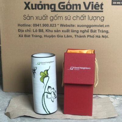 lo-hoa-gom-su-bat-trang-in-logo-good-neighbors-vietnam-dang-ong-hoa-tiet-hoa-sen-mau-trang