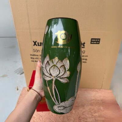 lo-hoa-gom-su-bat-trang-in-logo-ky-niem-10-nam-thanh-lap-cong-doan-evngenco1-hoa-tiet-hoa-sen-gam-vang-mau-xanh-la (2)