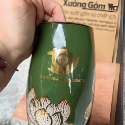 lo-hoa-gom-su-bat-trang-in-logo-ky-niem-10-nam-thanh-lap-cong-doan-evngenco1-hoa-tiet-hoa-sen-gam-vang-mau-xanh-la (3)