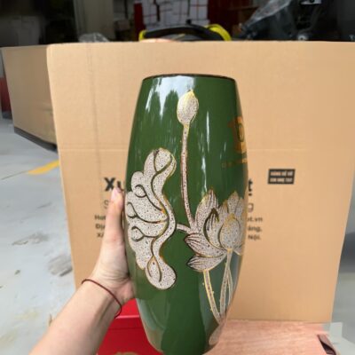 lo-hoa-gom-su-bat-trang-in-logo-ky-niem-10-nam-thanh-lap-cong-doan-evngenco1-hoa-tiet-hoa-sen-gam-vang-mau-xanh-la (4)