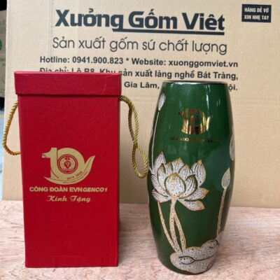 lo-hoa-gom-su-bat-trang-in-logo-ky-niem-10-nam-thanh-lap-cong-doan-evngenco1-hoa-tiet-hoa-sen-gam-vang-mau-xanh-la
